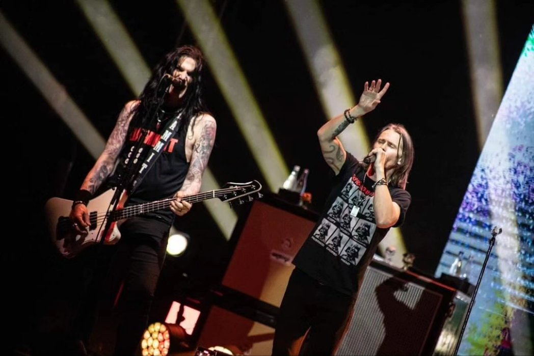 ColSonoro's tweet image. 35 años de carrera fueron celebrados en el Royal Center de Bogotá, lugar que se abarrotó de fieles y pasionales soldados del guitarrista de #GunsNRoses. 🤟🏼🏟️

La banda colombiana #MadTree fue la encargada de encender la llama en esta velada musical 🔥🎵

📸 @missangie_ph