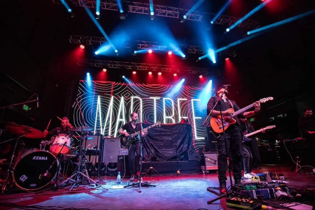 ColSonoro's tweet image. 35 años de carrera fueron celebrados en el Royal Center de Bogotá, lugar que se abarrotó de fieles y pasionales soldados del guitarrista de #GunsNRoses. 🤟🏼🏟️

La banda colombiana #MadTree fue la encargada de encender la llama en esta velada musical 🔥🎵

📸 @missangie_ph