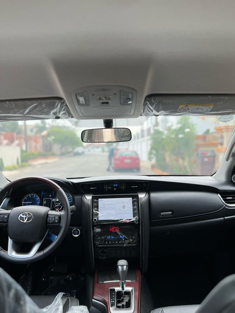 FrankDoe101's tweet photo. Brand New 2023 Toyota Fortuner 
2.4L Diesel 
Keyless entry &amp; start 
Touchscreen infotainment system 
Rear view camera 
Automatic 
3rd Row seats

Price - 845k p3 😁
Pls rt 😉
Refer a buyer for commission 

#YourCarGuy 🚘🕺🏽 https://t.co/69I6UOWNO5