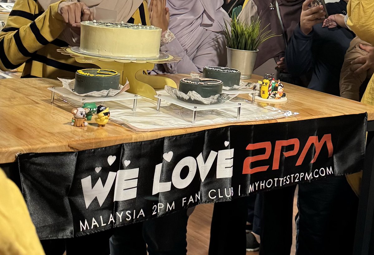 givwooclass's tweet photo. thank you @MYHottest2PM and friends for organising #WinterDaysOf2PM cupsleeve birthday event and for the cute freebies π©·ππ https://t.co/VqgTOBX9fQ