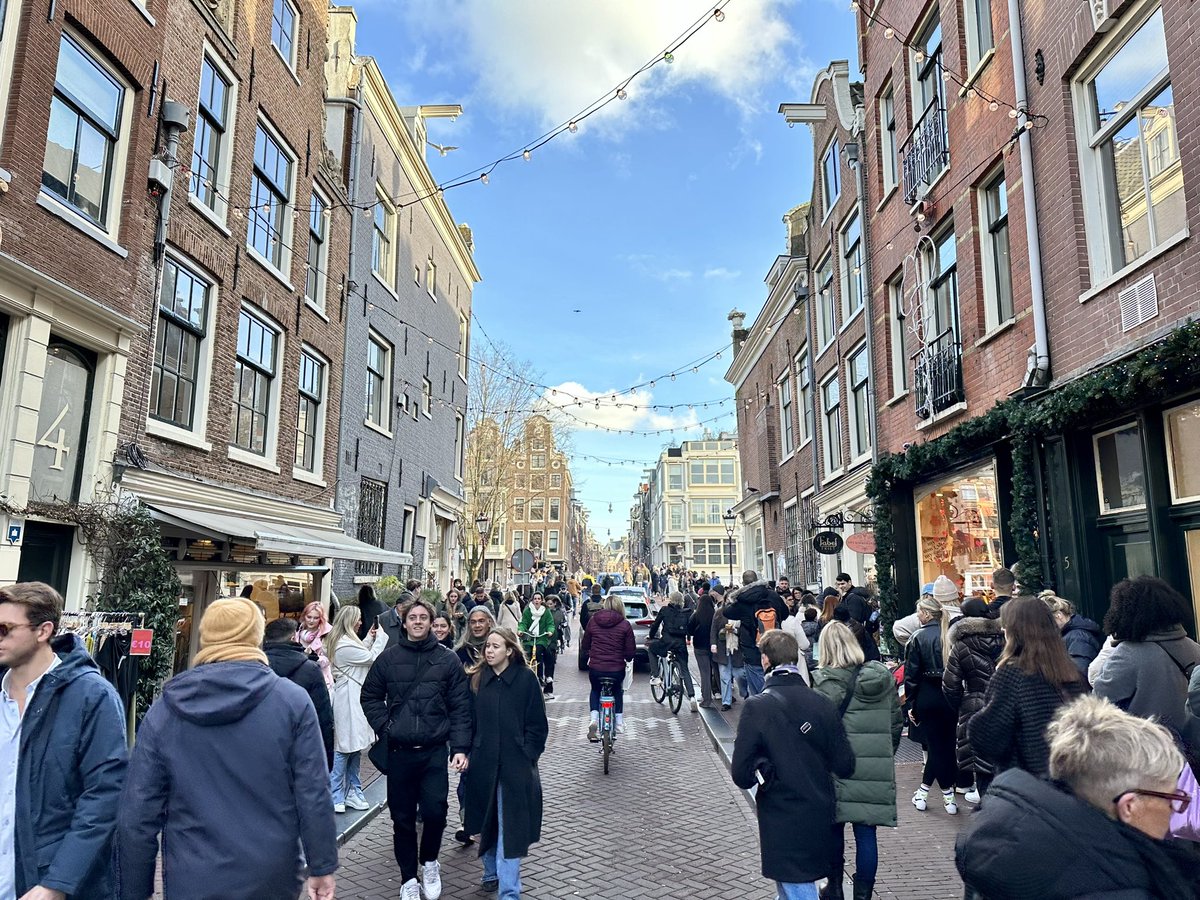 hansvantelling's tweet photo. Kijk, dít is mijn boodschap. Internet is geen bedreiging voor de stenen winkel, maar juist een kans. Als TikTok-influencers vertellen dat je in de #Runstraat #Amsterdam moet zijn, dan doet het gevolg dat ‘en masse’. De boodschap: consumeren doe je in de openbare ruimte. Niet op het internet.