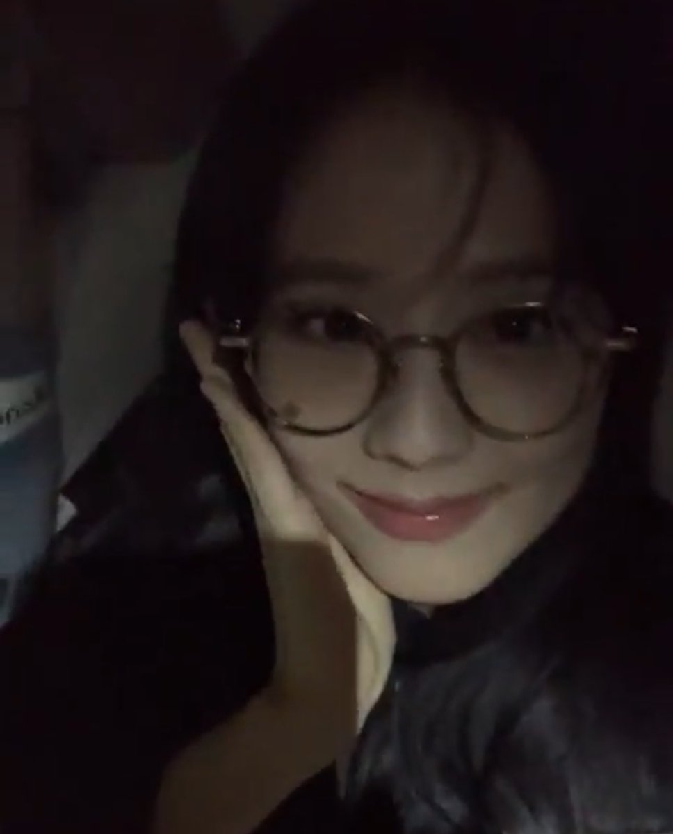 BLACKPINKVZLA_'s tweet photo. 📱— #Jisoo dijo que vio la actuación de Lisa y dijo: “Debe haber estado nerviosa”, “La vi actuar como Human Gold y le deseé buena suerte y le fue bien”.  Jisoo también dijo que quería verlo y “A Lisa siempre le va bien”.

#블랙핑크 #BLACKPINK @BLACKPINK

🐰 https://t.co/jSP3A0BwPo