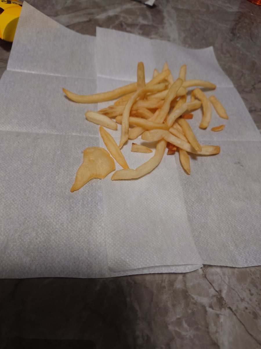 マックのポテトでこんな平べったいやつ初めて見た🙄🙄