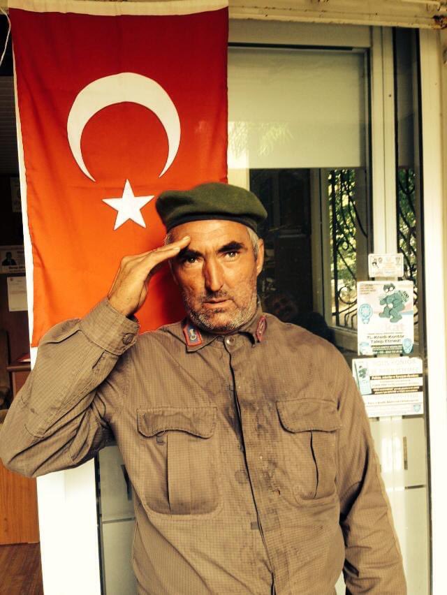 Bu dünyadan İlçemizin sevilen simalarından bir Kemal İPEK geldi geçti. Cenazesini Akyokuş Türkmen mezarlığına defnettik.Allah rahmet eylesin. Mekanı cennet olsun.
Not: Fotoğraf 10.Kasım.2014 yılında Yeni Mahalle Muhtarlığı önünde Mustafa Kemal ATATÜRK ‘e saygı duruşunda çekildi.