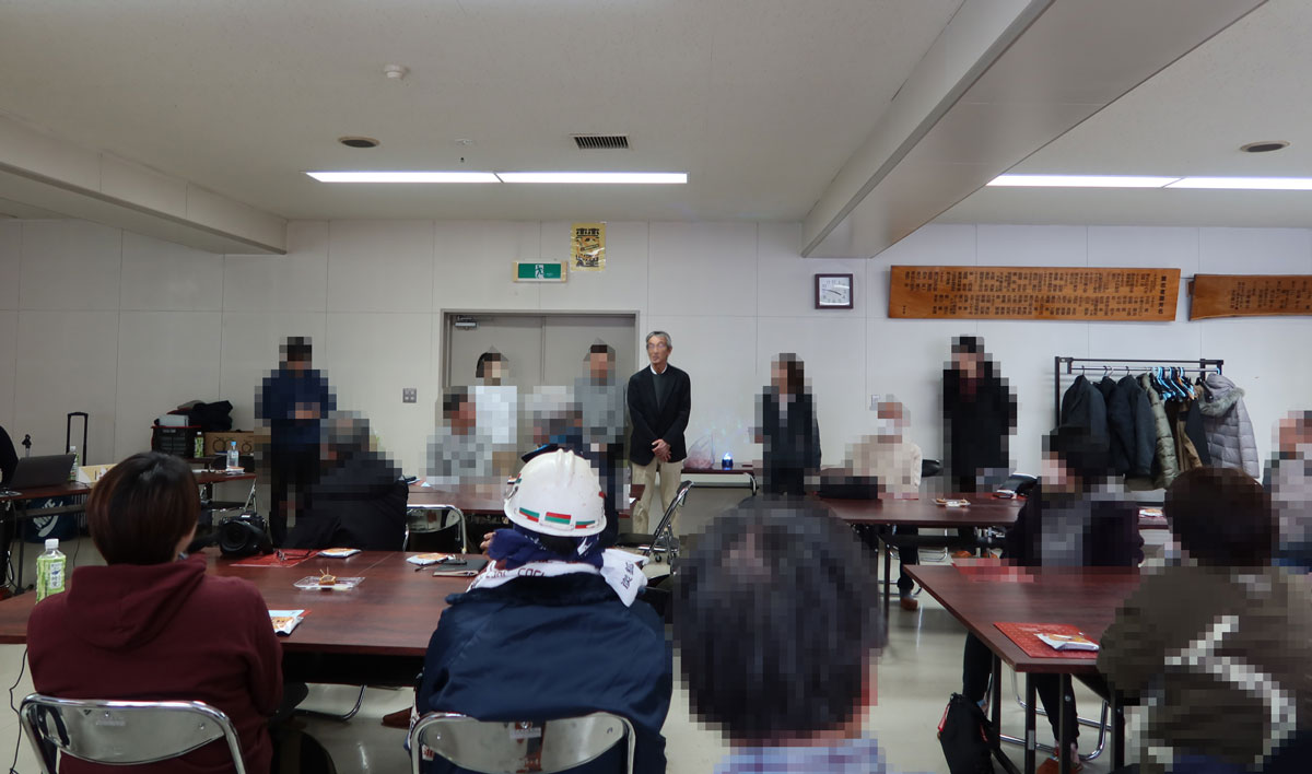 若干迂回して清水沢生活館に向かった後は、座ってお話の会。何と100回全部の振り返り。それぞれのまちあるきに込められたメッセージも前向きで、心が洗われるようです。 今まで参加せずにもう合わせる顔がないと思っていましたが、十数年ぶりにお話しできた方もおり、行って良かったと思いました。