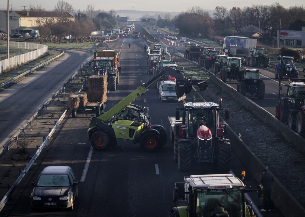 Retour de l’avantage fiscal sur le gazole non routier, règlementations simplifiées, possibilités de recours réduites : le gouvernement tente de calmer le ras-le-bol du monde agricole au détriment de l'écologie. radiofrance.fr/franceculture/…