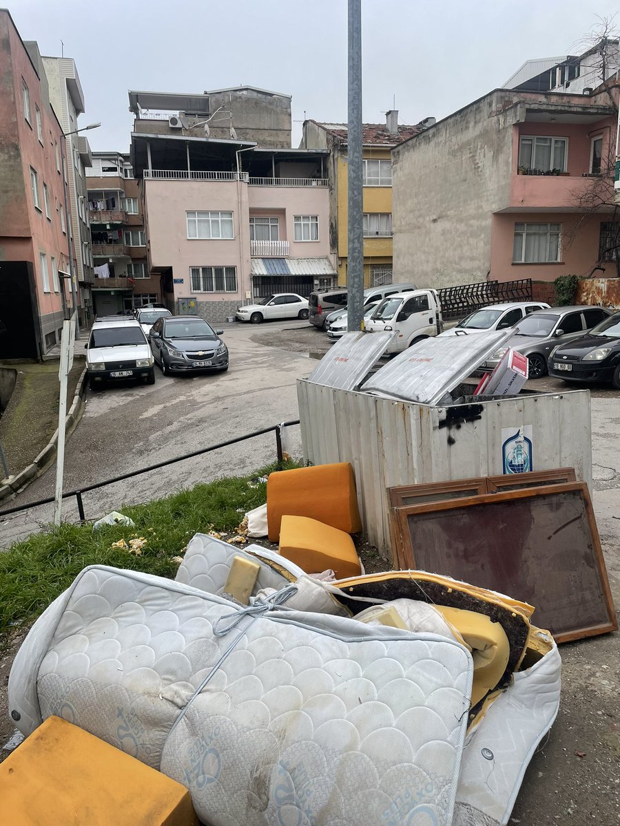 selimmelim2's tweet photo. #çöparsa #bursa yediselviler 3.çelebi sokak girişinde ki Rezelat @oktayyilmaz16 görüyormusun bu pisliği @bursadabugun yeşil Bursa’nın geldiği durum bu https://t.co/AEC7HkalQQ