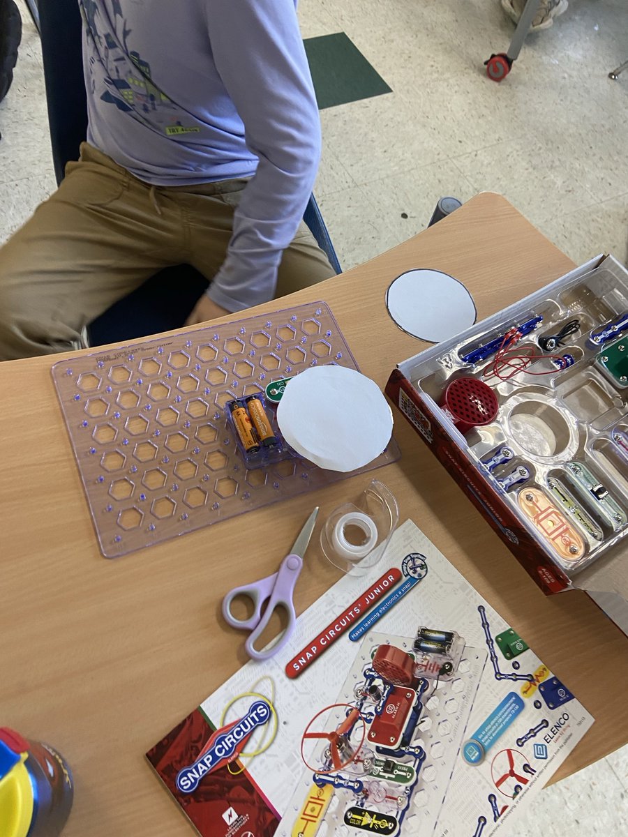 Zannetechnology's tweet photo. Grade 5 Ss created color wheels using ⁦@SnapCircuits⁩ in the #STEAM #STEM lab https://t.co/QCUE485BzP