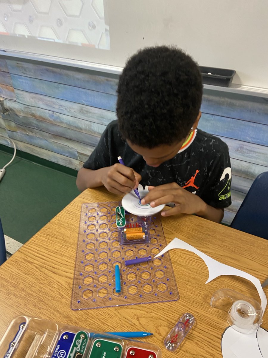 Grade 5 Ss created color wheels using ⁦<a href="/SnapCircuits/">Snap Circuits</a>⁩ in the #STEAM #STEM lab