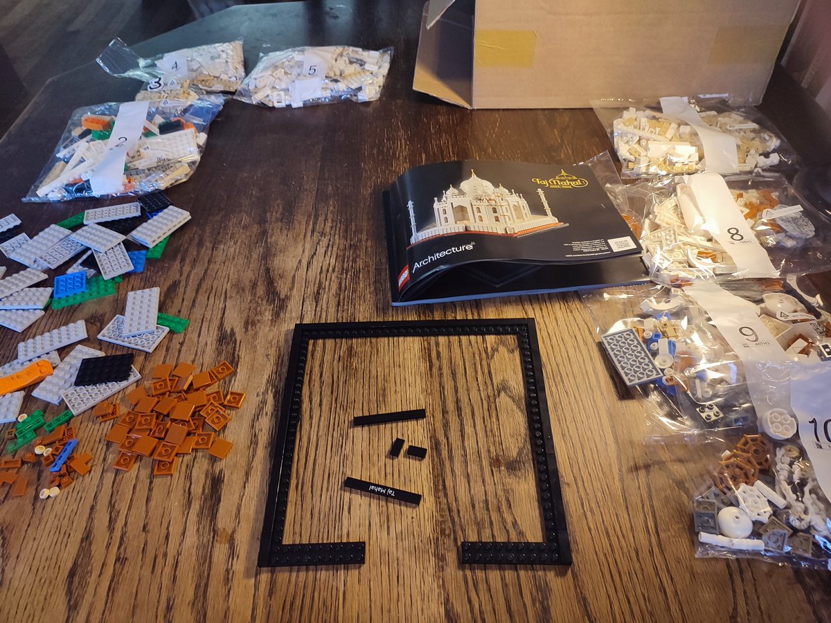 deWevers's tweet photo. Lekker weer lego bouwen, van ieder land één keer per maand een gebouw bouwen van lego xd.
En op de achtergrond staat lekker habbofeeling op 😄 https://t.co/KTsUZlpckh