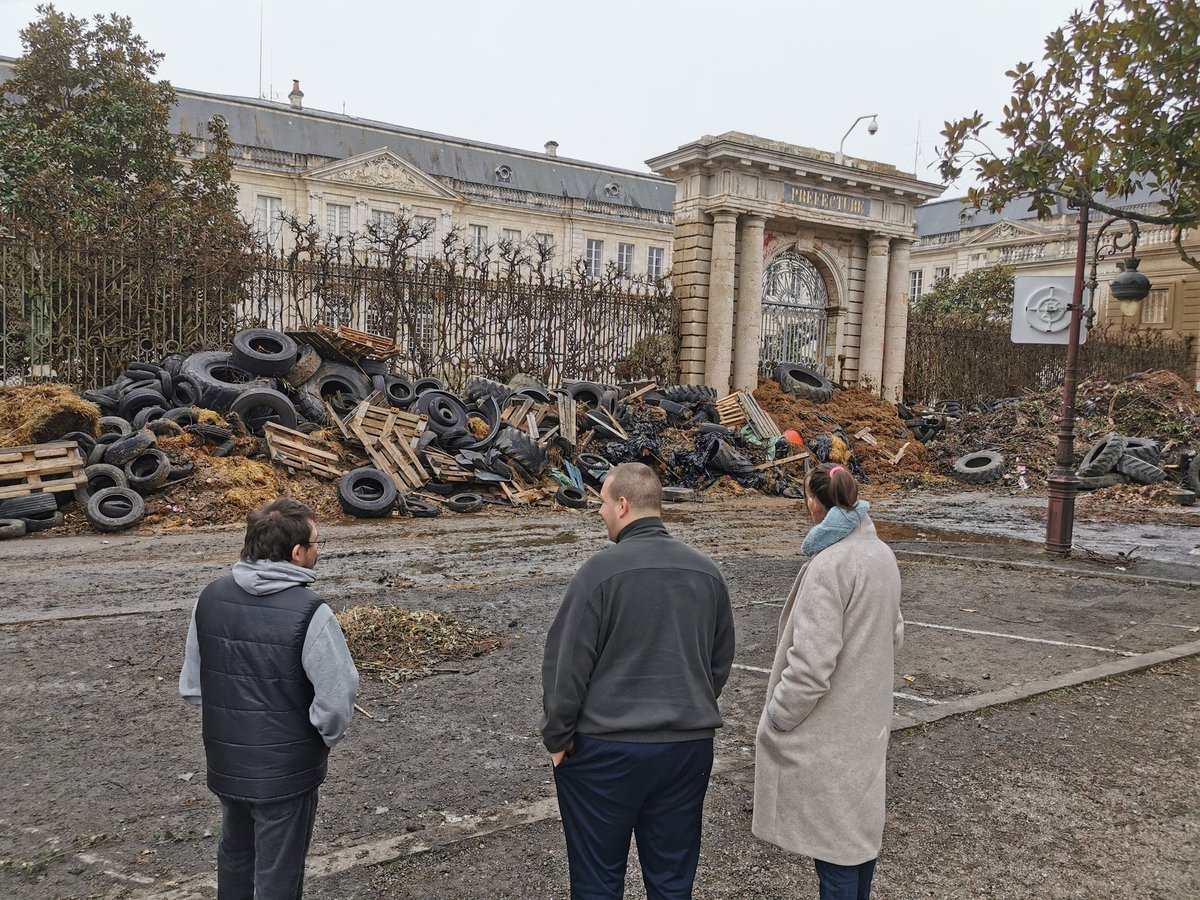 LucieVigue's tweet photo. Entre deux actions des #AgriculteursEnColere, le calme place de la préfecture à Agen.... Ambiance crue de Garonne, les passants s'arrêtent prendre en photo les "souvenirs" déposes par les manifestants
@LeRep47 https://t.co/FK3Y7Vwi9x