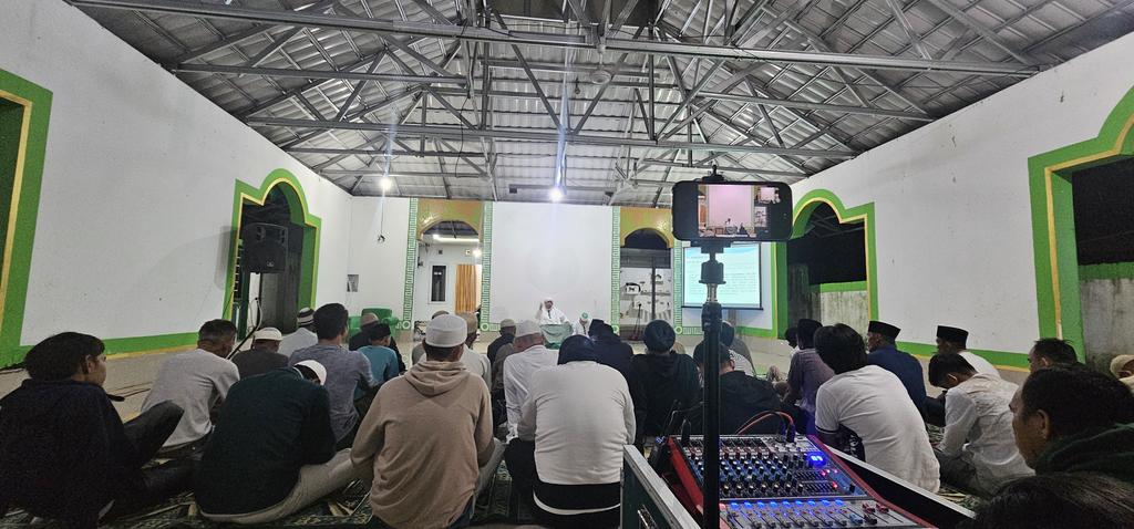 linurulinsan's tweet photo. Ma'rifatul Ilmi - Mengenal Ilmu, majelis ilmu dan dzikir. "Laki-laki dunia adalah mereka yang takut akan kehilangan Harta, Tahta, dan wanita"   Imam Sukron. 

#dakwahislami #ladunailma https://t.co/xgOsIFx6OT