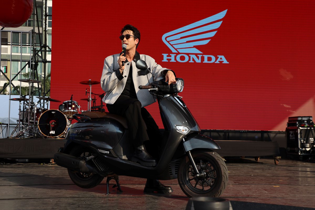 ‘ณเดชน์-คูกิมิยะ’ ควงศิลปินแนวหน้าเมืองไทย 
สร้างเสียงกรี๊ดสนุกสุดมันส์ในมหกรรมรวมพลชาวฮอนด้าออโตเมติก 
Honda A.T. Mega Fest 2024

ไทยฮอนด้า ผู้ผลิตและจัดจำหน่ายรถจักรยานยนต์ และเครื่องยนต์อเนกประสงค์ฮอนด้าในประเทศไทย ระเบิดสุดยอดมหกรรมแห่งปี