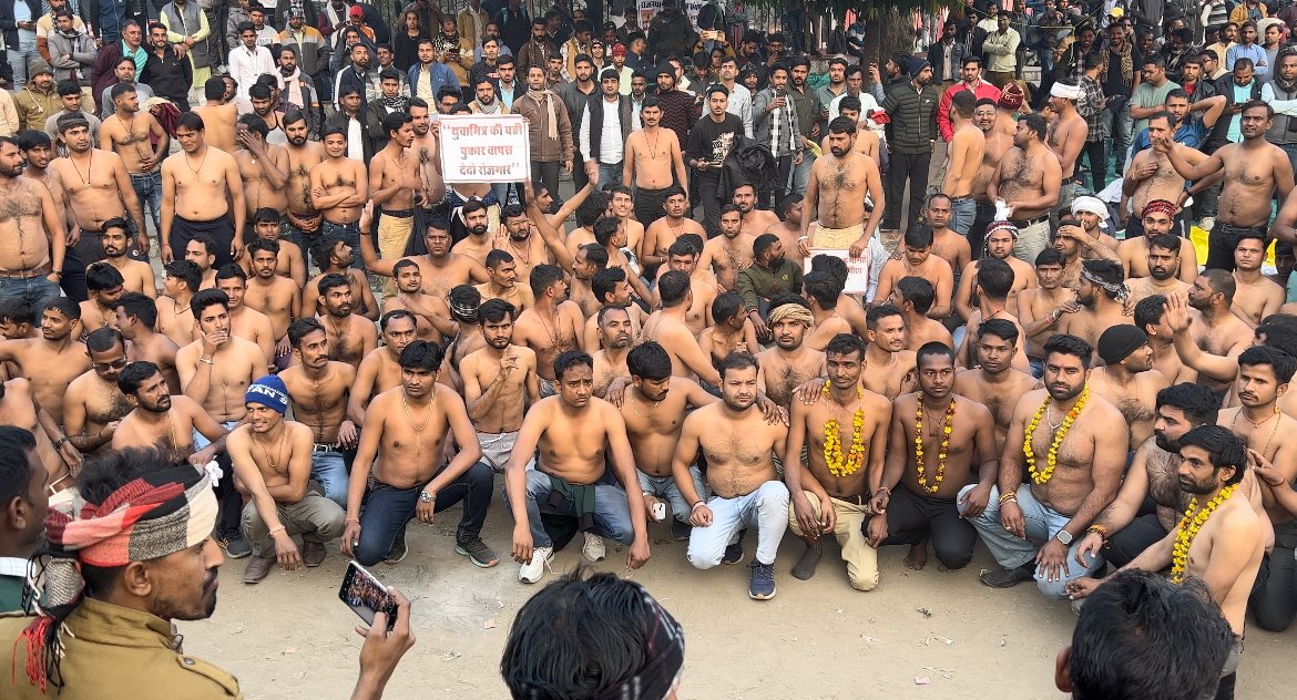 RdnimajDev's tweet image. शहीद स्मारक जयपुर पर  युवा मित्रो का अपनी माँगो को लेकर आज 15वां दिन है। इस कड़कड़ाती ठंड में युवा साथी शहीद स्मारक पर डटे हुए हैं। आज युवा मित्रों ने काली पट्टी बांधकर अर्धनग्न प्रदर्शन किया! @BhajanlalBjp @TikaRamJullyINC @SachinPilot
@narendramodi   #युवामित्र_पुछे_बहाली_कब