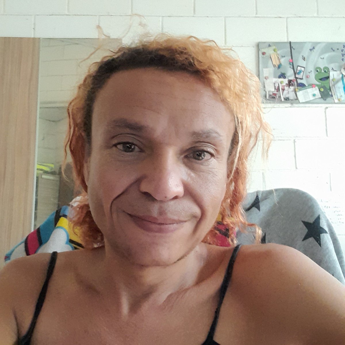 Hoje é meu aniversário.  Há 4 anos transacionei. Na época empregada, tava uma gata. Hoje sou o retrato da trans que mesmo desempregada não vai para a prost. É muito estranho saber que vc é a mesma pessoa mas sua geladeira e o espelho discordam disso. De qualquer, grata por +1 dia