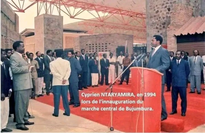 nyaburungapost's tweet photo. 📸Aha hari ku wa 31/03/ 1994  aho Prezida Cyprien Ntaryamira yugurura isoko nkuru ya Bujumbura yari hagati mu gisagara. Ibikorwa vyo kuyubaka bikaba vyari vyatanguye mu 1992.
 
Iyo soko ikaba yarafashwe n'umuriro ku wa 27 Nzero 2013 aho yahiye iratokombera.

#Burundi https://t.co/cp6Gn7R0lW