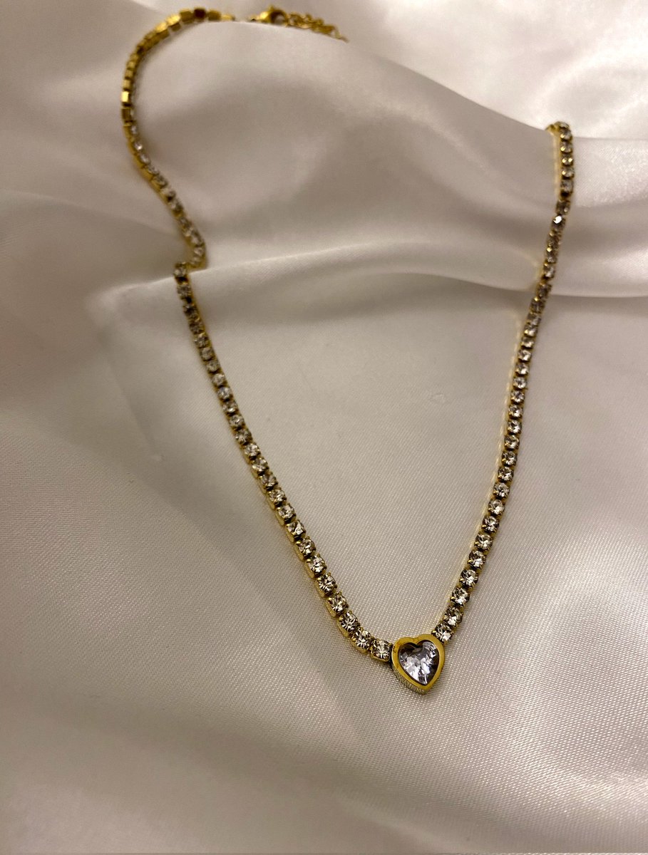 14 Şubatta kızlar ikiye ayrılır 
Çiçek alanlar 
Kolye alanlar 
Sen hangisisin ❤️