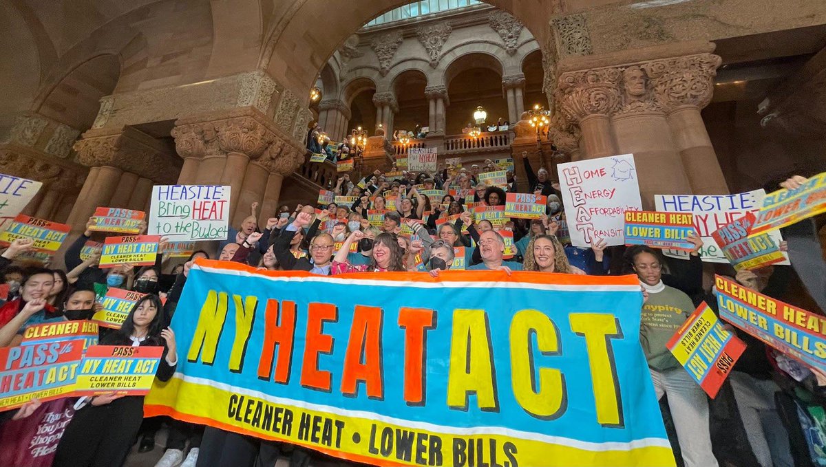 Mothers Out Front was proud to be part of a 300 strong crowd in Albany on Tuesday, rallying and lobbying for the #NYheat Act! <a href="/RenewablHeatNow/">Renewable Heat Now</a>
