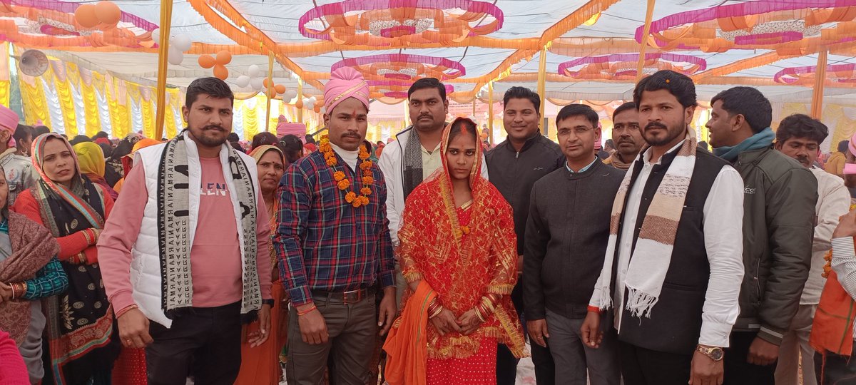 ShyamuArya9's tweet photo. आदरणीय नगर पंचायत हैदरगढ़ बड़े भैया आलोक तिवारी जी की गरिमामई उपस्तिथि में मुख्यमंत्री सामूहिक विवाह योजना के अंतर्गत 182 जोड़ों का विवाह सम्पन्न हुआ https://t.co/V0AjzZ6D9S