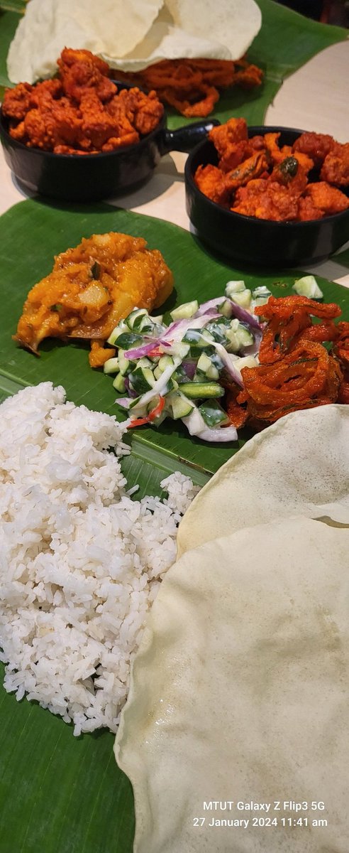 MejIrTajul's tweet photo. Ohsem.!
Dining on banana leaf.!!
Modern & keeping authentic values #BananaBro #SubangParade https://t.co/rVCrYcz6p2