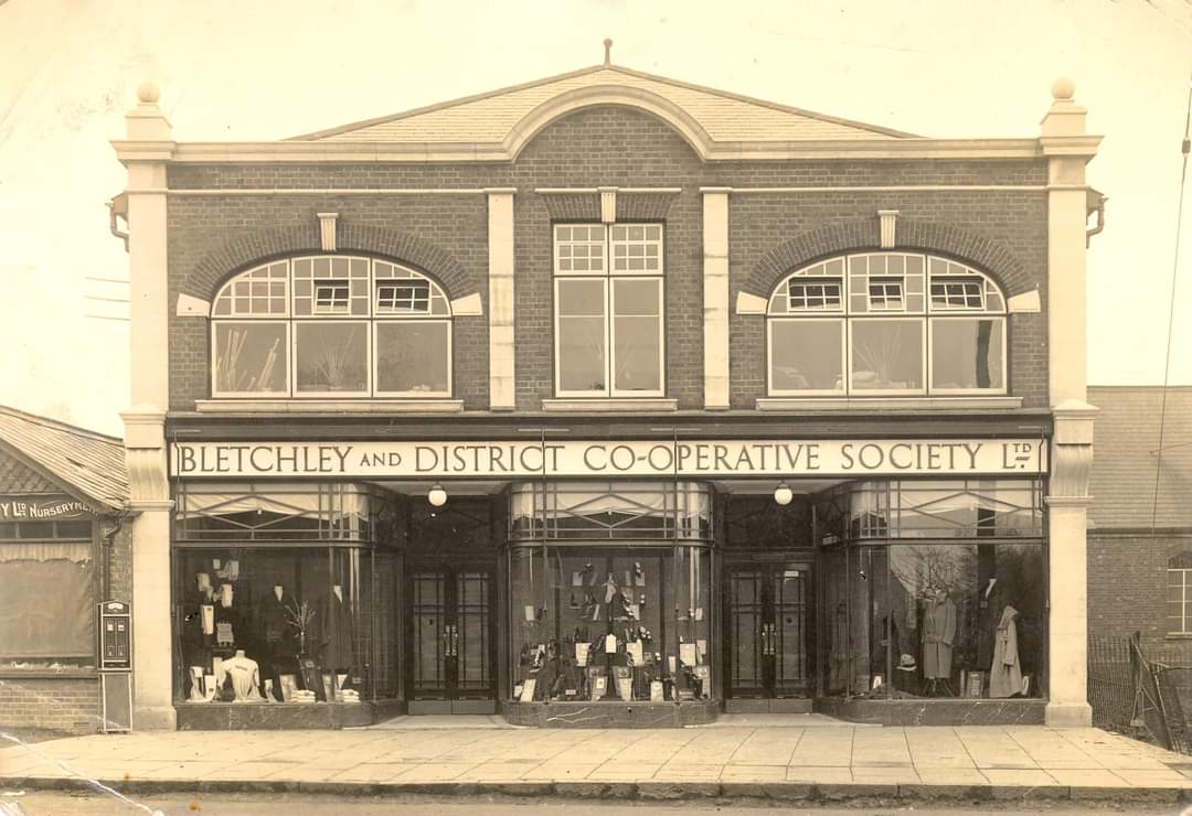 livingarchive1's tweet photo. #ThatRemindsMe was a column in the #BletchleyGazette from Jan 1973 to Dec 1978. This week, a history of MK Co-Operative Society.

Read it here: https://t.co/huaACtX4q8

Pic: #Bletchley Co-Op building 1920s

#archive #memories #placemaking #community #britishculture @CoopHeritage https://t.co/6EKt5amQWN