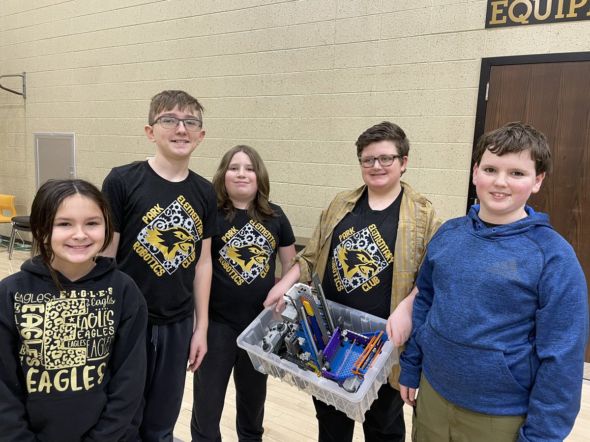 Miss_Lugar's tweet photo. 3, 2, 1…robot! Let’s go Park Eagles! 
#WeAreMG @MGUSC_Eagles @skleemg https://t.co/V04XCFkUJT