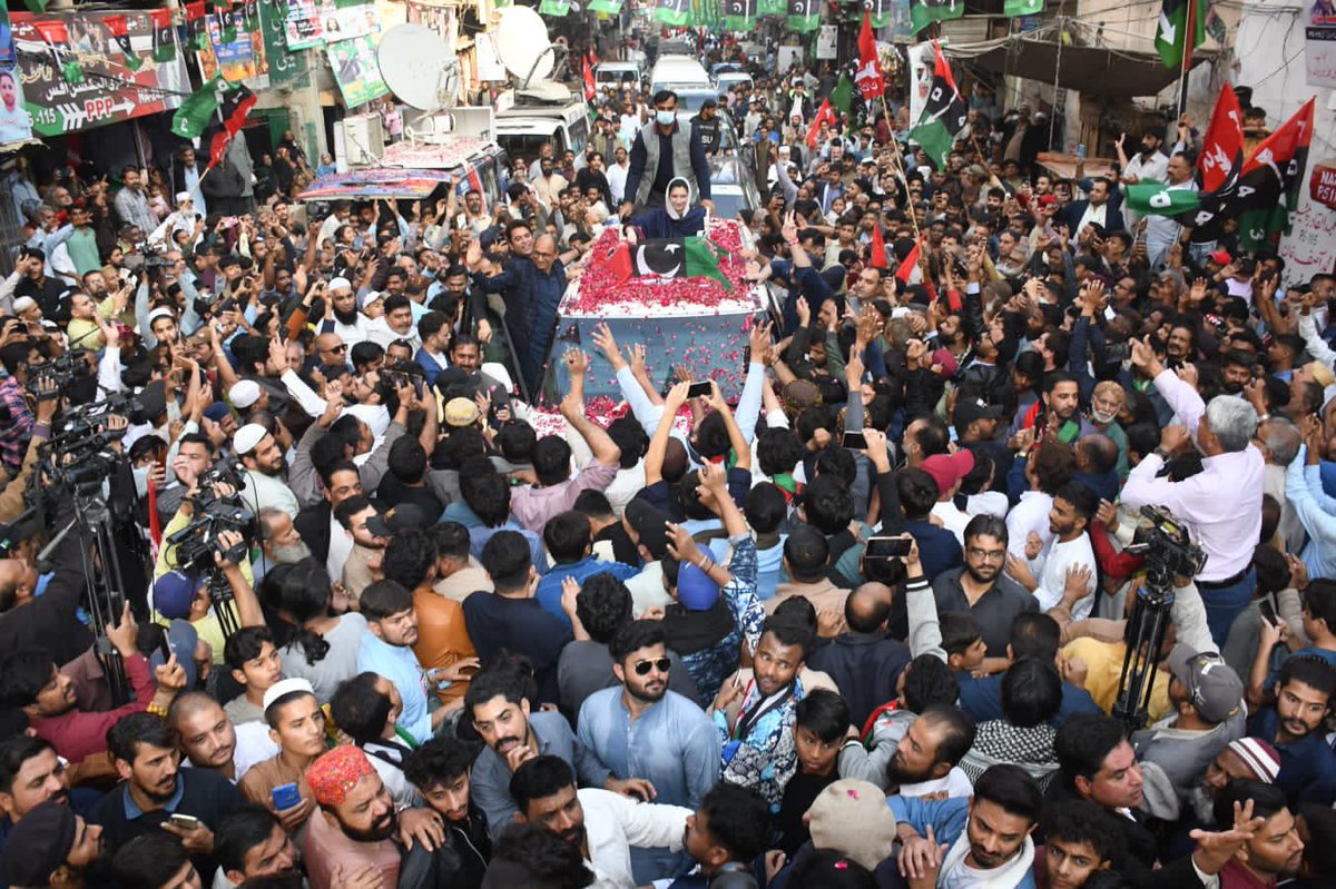MaleehaManzoor's tweet photo. Big crowds rally alongside BB @AseefaBZ as she visits District Kaemari to mobilize public for February 8. The people's message is clear: SIRF AUR SIRF TEER PAR THAPPA! 🏹💙 #چنو_نئی_سوچ_کو https://t.co/NPzsDUEtaf