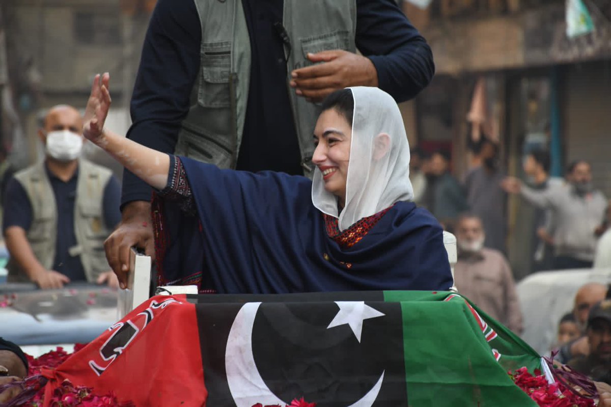 MaleehaManzoor's tweet photo. Big crowds rally alongside BB @AseefaBZ as she visits District Kaemari to mobilize public for February 8. The people's message is clear: SIRF AUR SIRF TEER PAR THAPPA! 🏹💙 #چنو_نئی_سوچ_کو https://t.co/NPzsDUEtaf