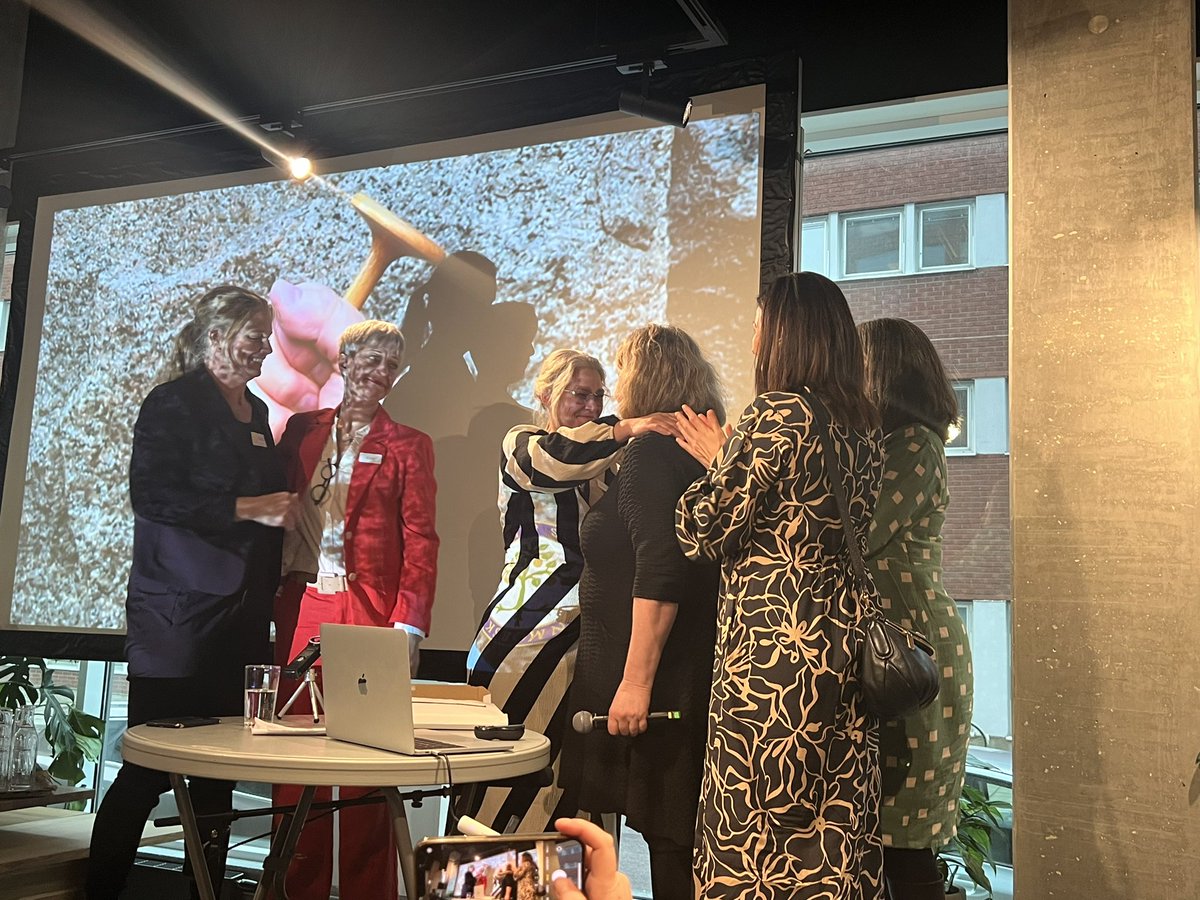 Swedish midwives making history today by opening the very first freestanding midwifery unit in Sweden 🇸🇪 the Swedish midwifery association and @world_midwives member president Eva Nordlund & board members @bogren_malin Lotta, Li showing their support ♥️