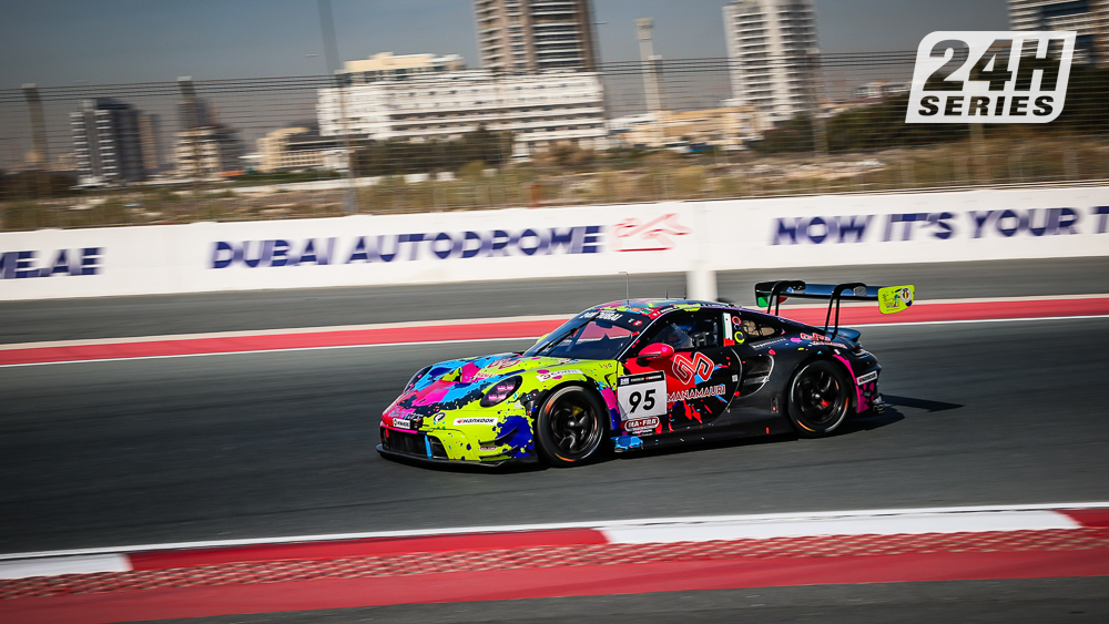 24HSERIES's tweet photo. #24HSERIES | Tough break for #Manamauri @ebimotors (95), which has to come back into the pits after a scheduled stop with a front right puncture. 

Problems too for #HRTPerformance: the 929 spins at T2, but manages to recover, and the 930 has a rear left puncture.

#24HDUBAI https://t.co/wUUKLPUYLi