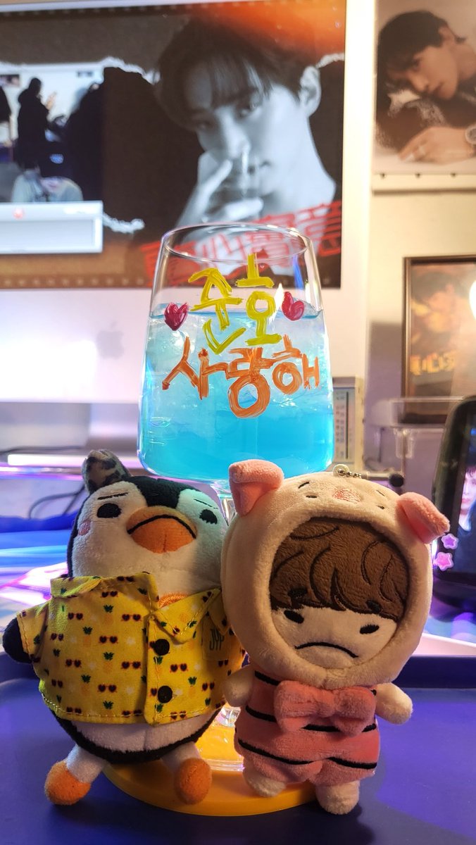 powerful0125's tweet photo. 잊탄절 생카투어💛🐧🌈

真心實意 : 진심실의
” 진심과 진실은 언젠가 통한다 “
#진심은_언제나_이준호
#이준호 #Junho
𝚑𝚒𝚐𝚑𝚝𝚘𝚠𝚗𝚜𝚎𝚘𝚞𝚕🎵
분위기 완죤 취향저격이었던👍👍👍
25일 울 슈스 생일에 쿠키셋트2개 픽했던 나를 칭찬한 오늘이었어요
특전이 일찍 끝나 오늘은 컵도 하나ㅋ
그렇지만 칵테일잔에 직접 꾸미기해서 마실수있도록 셋팅해주셔서 ❤️준호❤️사랑해 맘껏 즐겨보았네요^^ 디피된 포스터에서 준비하신분들의 탁월한 심미안과 센스를 옆볼수있었어요👍👍👏👏
해마다 주노의생축 카페 운영해주시길 간곡히 바래봅니다🙆‍♀️
(대형 걸개현수막 들튀하고싶었던~꿈에 나올것같은 섹시주노🫶💕🦊😘 최고였어요)