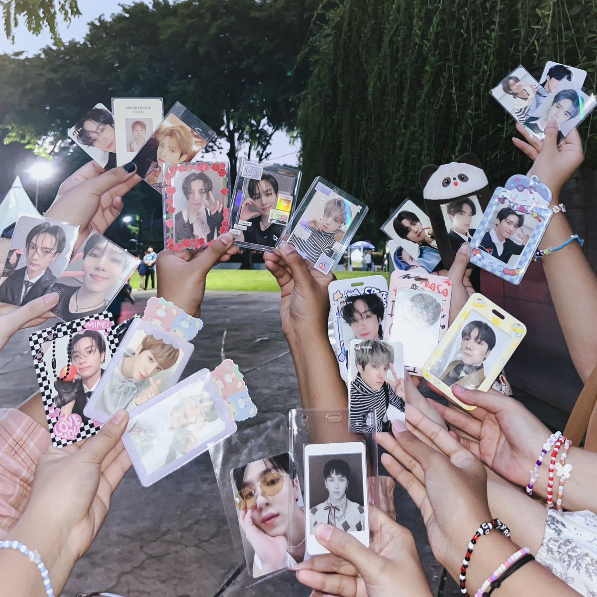 chiseunie's tweet photo. 𝗀𝖺𝗍𝗁𝖾𝗋𝗂𝗇𝗀 𝖽𝖺𝗒 𝗐𝗂𝗍𝗁 𝗎𝗇𝗂𝗌, 𝗁𝖺𝗉𝗉𝗒 𝖻𝗂𝗋𝗍𝗁𝖽𝖺𝗒 우리 𝗆𝖺𝗒𝗈 98𝗓 ♡⸜(˶˃ ᵕ ˂˶)⸝♡ #펜타곤 💙
#SpringSnowChapter5 https://t.co/LMyT2KBN6x