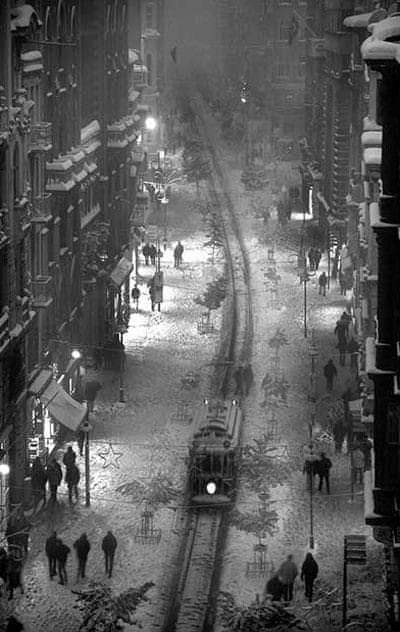 tarihenstitu's tweet photo. Ara Güler'in o müthiş fotoğrafı!

Karlı ve soğuk bir kış akşamı İstiklal Caddesi... https://t.co/mWg2WW8tF5