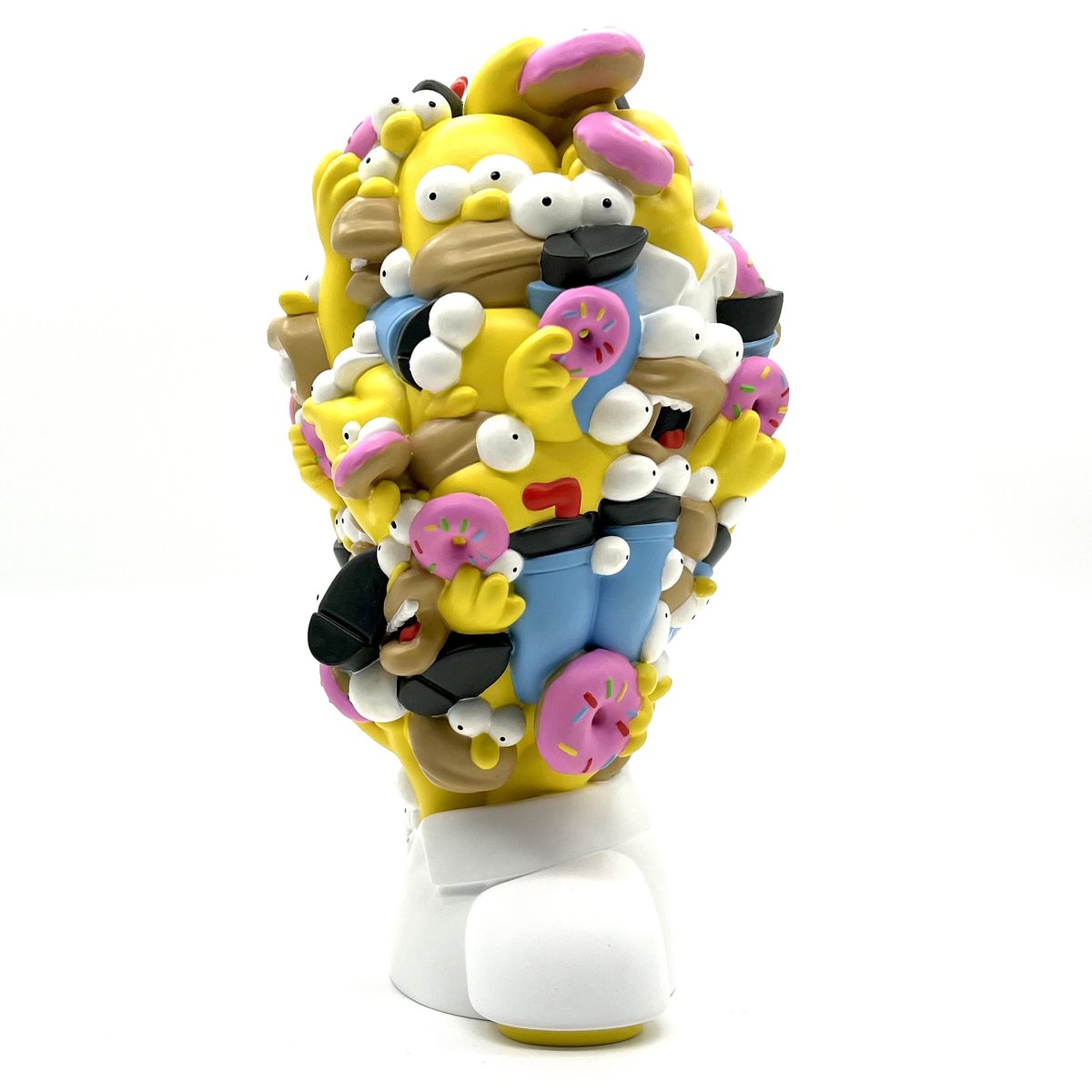 toysrevil's tweet photo. #TOYSREVILTOYNEWS: DONUT MAN from @Wizard_Skull X @UVDToys is a 10" Resin Art Multiple currently available for pre-order via https://t.co/z1p7sPbWPm for US$225
Limited to 100 pieces world wide and include a CoA signed by #WizardSkull.
#UVDToys
#toynews
#toysblog https://t.co/mQKfimC69g