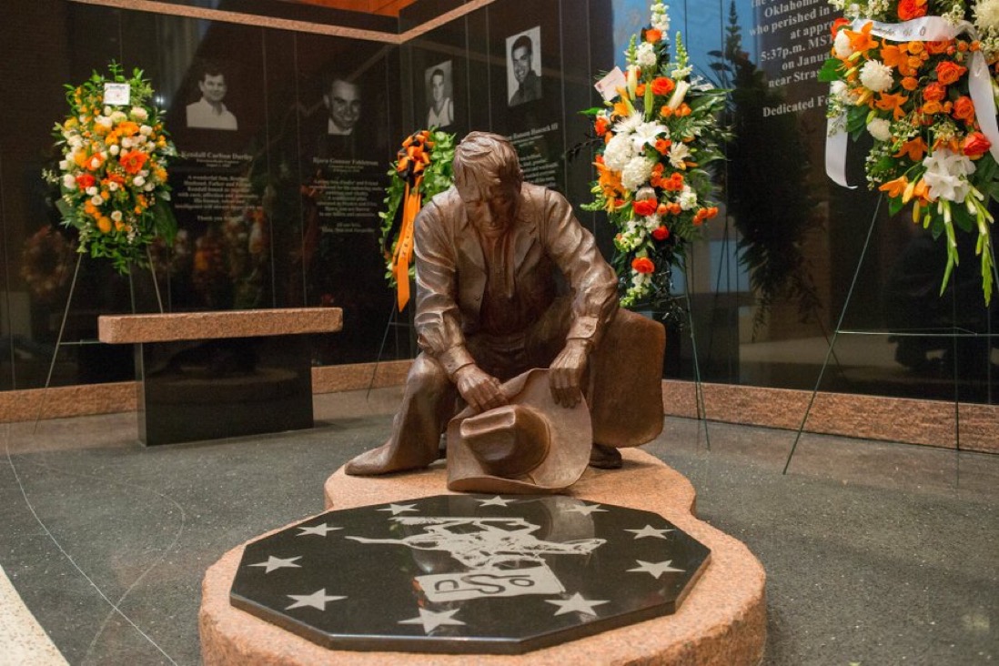 okstate's tweet image. We will always remember the 10 lives tragically lost on Jan. 27, 2001. #RT10 🕊

Denver Mills
Nate Fleming 
Daniel Lawson
Jared Weiberg
Pat Noyes
Bill Teegins
Will Hancock
Brian Luinstra
Kendall Durfey 
Bjorn Fahlstrom