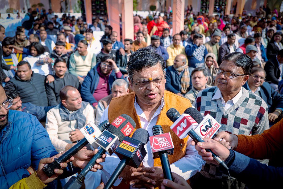KuberBisht09's tweet photo. गौतमबुद्धनगर के हर सवाल का जवाब, गोपाल कृष्ण अग्रवाल @gopalkagarwal
#VisionDocument2024 #संकल्प_पत्र का विमोचन आज गौतमबुद्धनगर लोकसभा, ग्रेटर नोएडा में हुआ
सभी क्षेत्रवासियों को आज हज्ज़ारो की संख्या में आने के लिए बहुत बहुत धन्यवाद आपका प्रेम हमारी ताक़त है 🙏
#GopalJi4GBN https://t.co/h7RioQDRh9