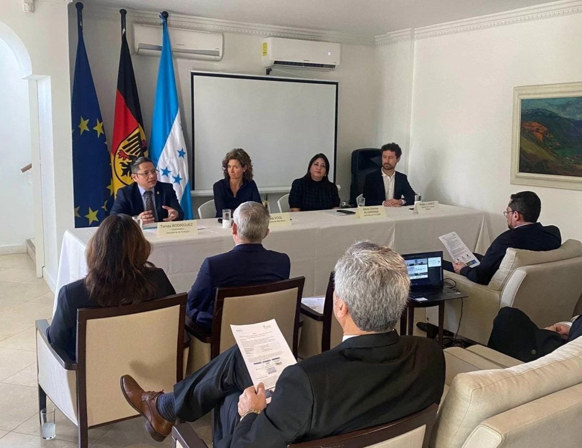 OLACDEORG's tweet photo. 👩🏫#ETRELA #Capacitación #EnergíasRenovables #Honduras
El proyecto ETRELA se presentó oficialmente en Honduras. 🇭🇳
En el marco del proyecto, se equipará un centro demostrativo en energías renovables y eficiencia energética, y se capacitarán instructores en estas áreas.
➡️Participaron de la presentación:
la Directora de Integración, Acceso y Seguridad Energética de OLADE, Gloria Alvarenga, la Embajadora de Alemania en Honduras, Daniela Vogl, el Viceministro de Energía de Honduras, Tomás Rodríguez, representantes de la Universidad Nacional Autónoma de Honduras y los socios implementadores del proyecto RENAC y Global Factor.
El proyecto "Mejorar, Aumentar y Facilitar el Acceso a la Educación y Capacitación en Energía Renovable en América Latina" (ETRELA, por sus siglas en inglés) impulsa los sistemas educativos en energías renovables para generar nuevas oportunidades de empleo.