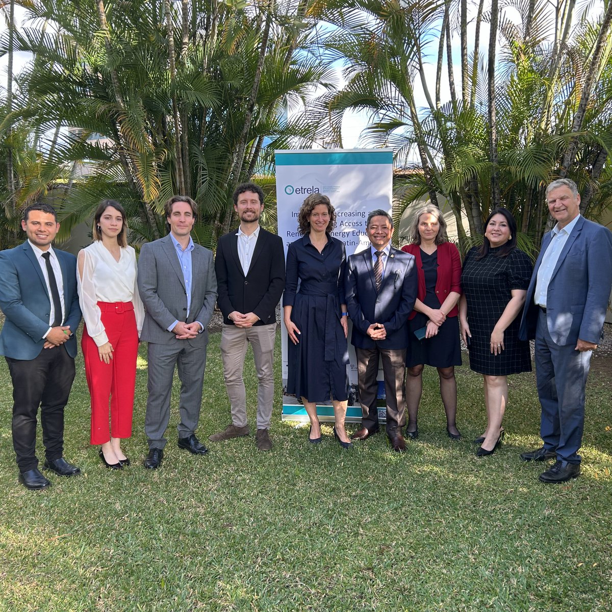 OLACDEORG's tweet photo. 👩🏫#ETRELA #Capacitación #EnergíasRenovables #Honduras
El proyecto ETRELA se presentó oficialmente en Honduras. 🇭🇳
En el marco del proyecto, se equipará un centro demostrativo en energías renovables y eficiencia energética, y se capacitarán instructores en estas áreas.
➡️Participaron de la presentación:
la Directora de Integración, Acceso y Seguridad Energética de OLADE, Gloria Alvarenga, la Embajadora de Alemania en Honduras, Daniela Vogl, el Viceministro de Energía de Honduras, Tomás Rodríguez, representantes de la Universidad Nacional Autónoma de Honduras y los socios implementadores del proyecto RENAC y Global Factor.
El proyecto "Mejorar, Aumentar y Facilitar el Acceso a la Educación y Capacitación en Energía Renovable en América Latina" (ETRELA, por sus siglas en inglés) impulsa los sistemas educativos en energías renovables para generar nuevas oportunidades de empleo.