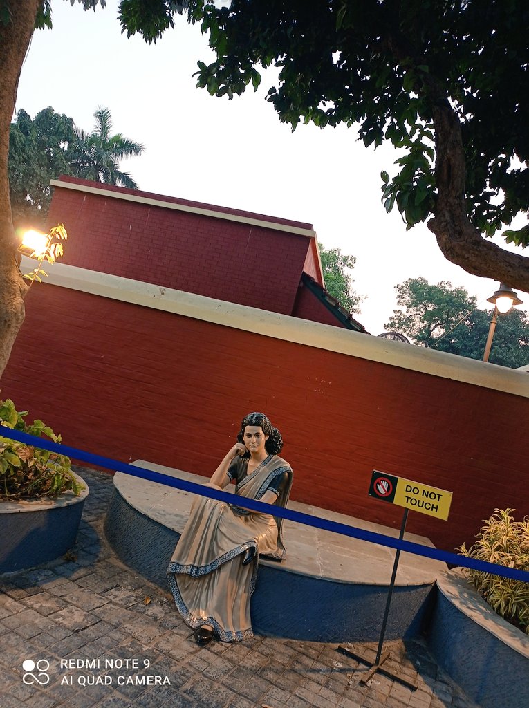 em_basu's tweet photo. Jawaharlal Nehru was imprisoned inside Nehru Bhavan - the name by which the building with an adjoining lawn was identified - between February 17 & May 5 1934,
daughter Indira would meet him for an allotted 20 minutes after waiting in the courtyard.
#AliporeMuseum https://t.co/MxVeZzwyt6