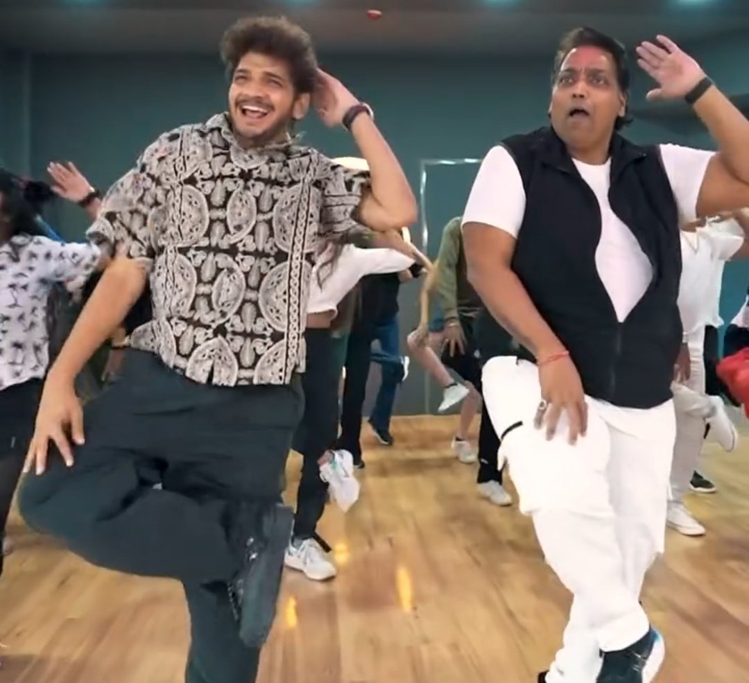 AasimMansuri8's tweet photo. India's biggest choreographer #GaneshAcharya makes a vote appeal for #MunawarFaruqui.
Door-Door Tak Koi Nahi Hai Takkar Me!
#BiggBoss17 #BB17 #BiggBoss
#VoteForMunwar #MKJW
#MunawarKiJanta https://t.co/zegHUi34zr
