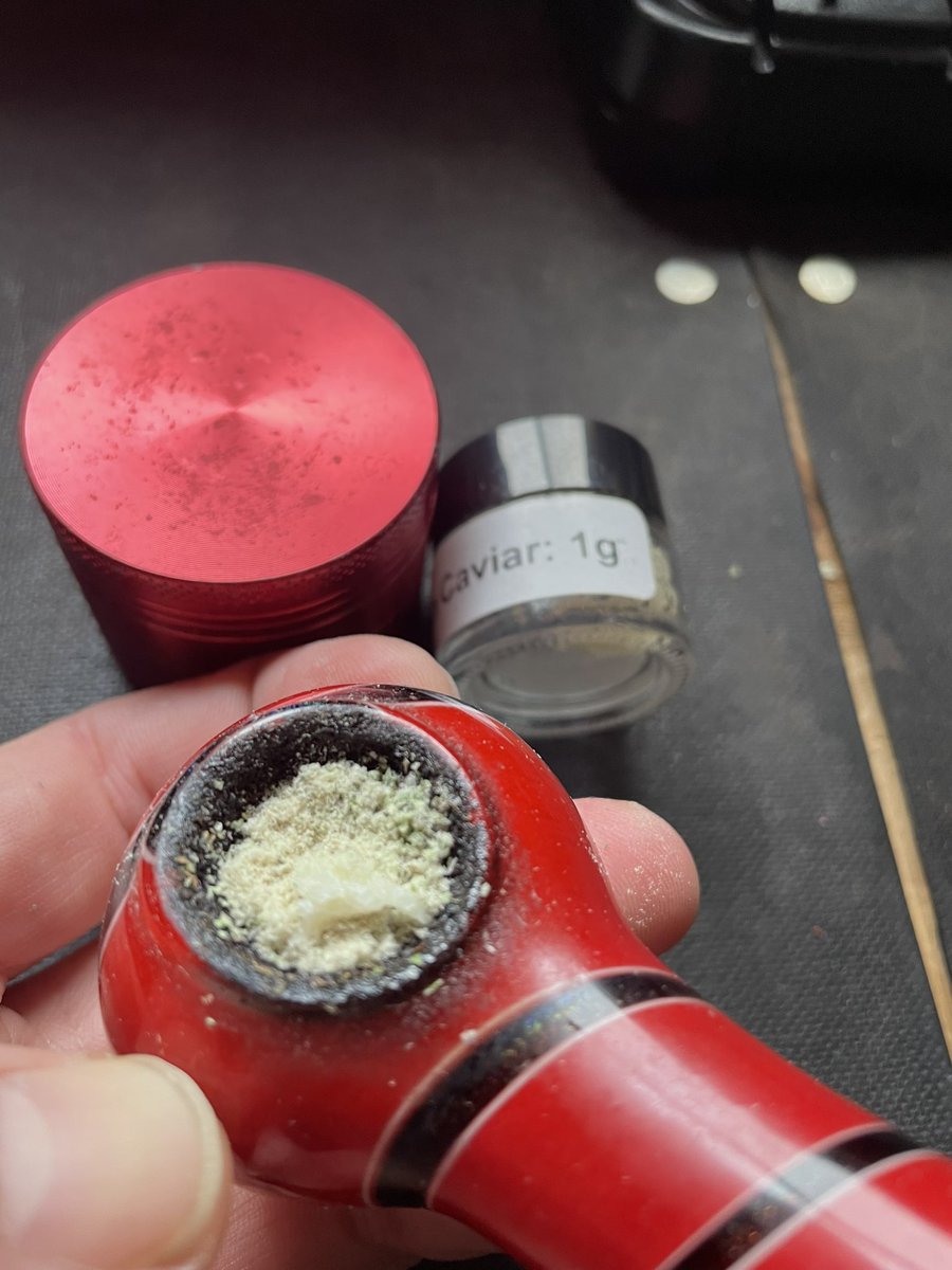 Start the day off right, pineapple punch flower, keif on top and a little dash of pink island kush caviar .. we about fly real high 😶‍🌫️😶‍🌫️😶‍🌫️ good morning fellow stoners