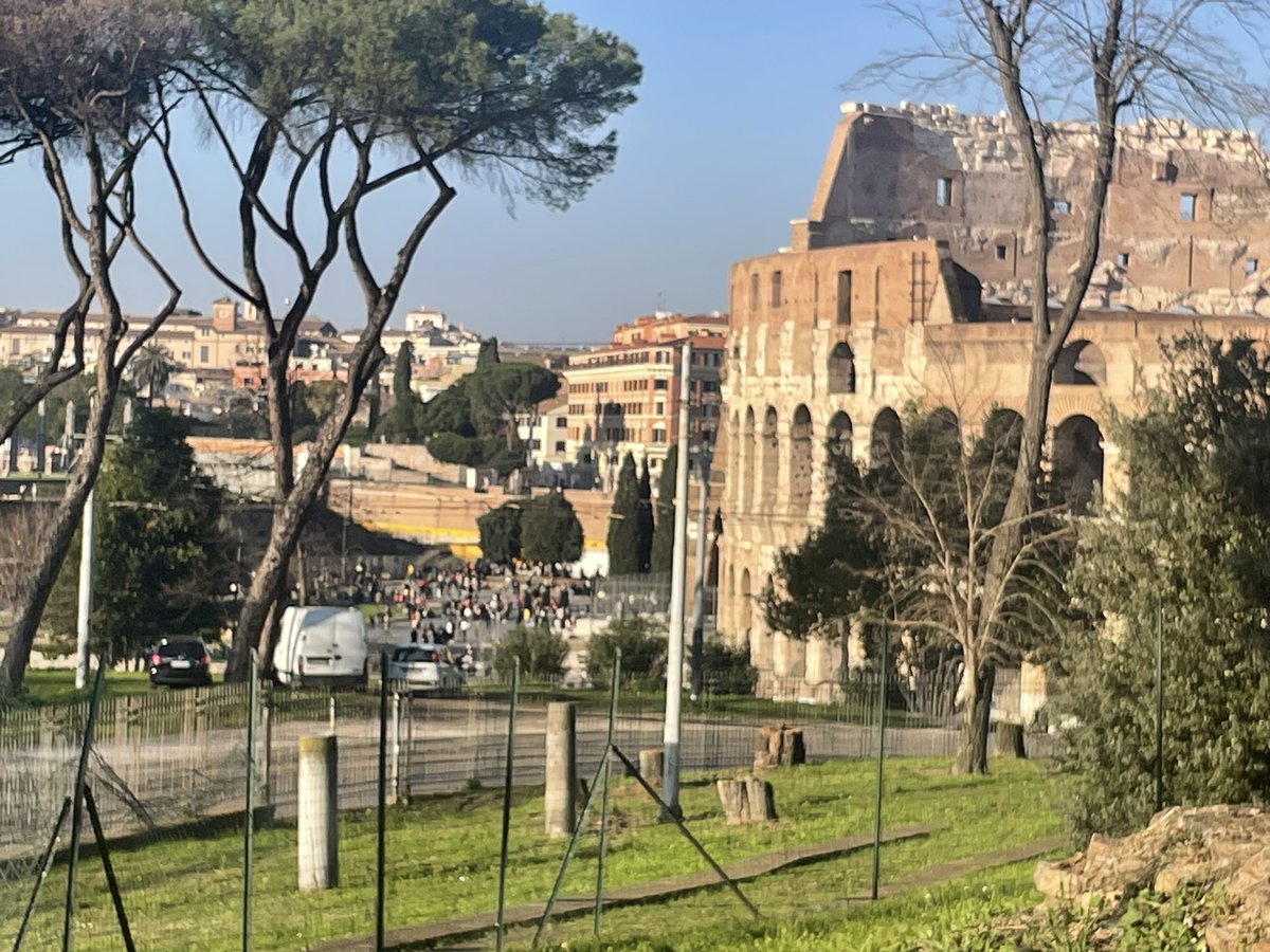 Parcheggio con vista Colosseo e @Sovrintendenza e @MiC_Italia tranquille