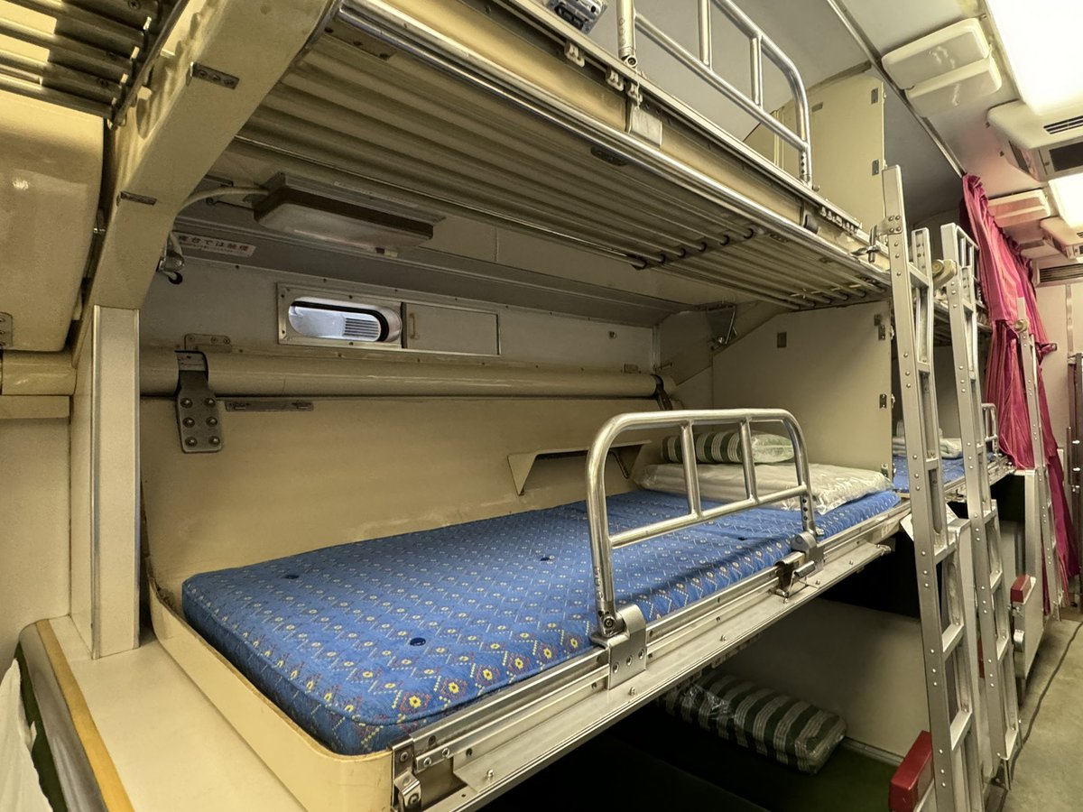 京都鉄道博物館583系寝台特急電車〜クハネ581 35の車内。 昼は昼行特急