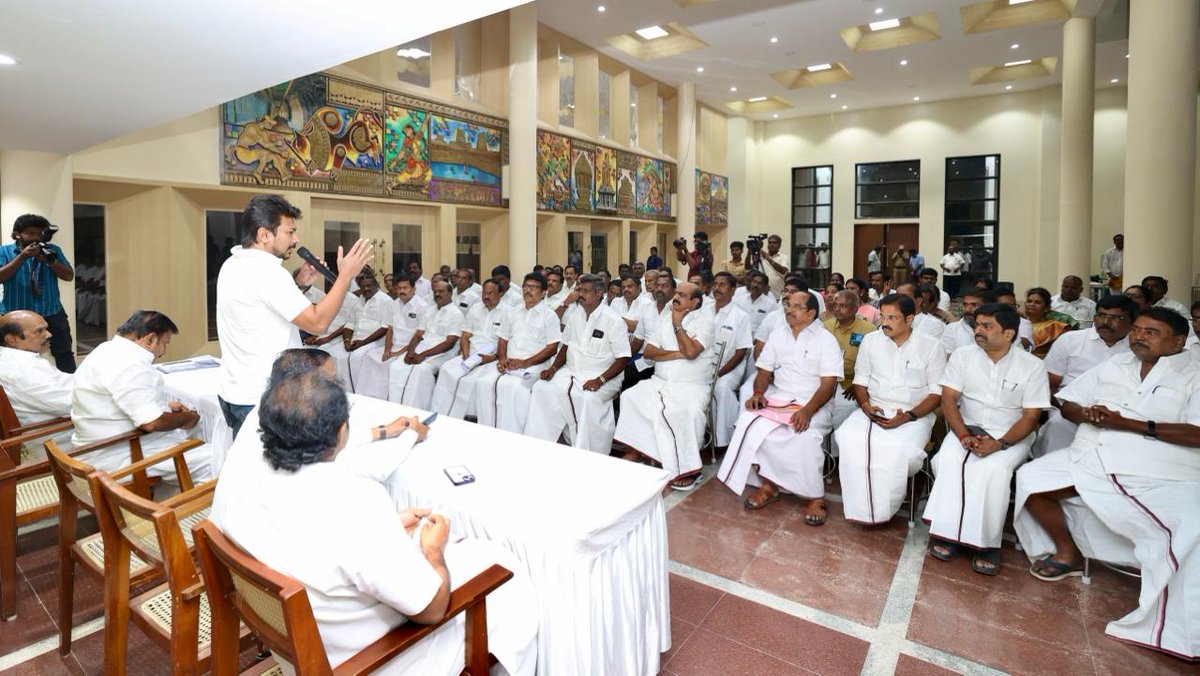 Udhaystalin's tweet photo. பாசிஸ்ட்களின் ஆட்சிக்கு முடிவுகட்டி, இந்திய ஒன்றியத்திற்கான ஜனநாயக நல்லரசை அமைப்பதற்கான தொடக்கமாக, நம்முடைய மாண்புமிகு முதலமைச்சர் @mkstalin அவர்கள், கழக நாடாளுமன்றத் தேர்தல் பணிகள் மேற்பார்வை மற்றும் ஒருங்கிணைப்பு குழுவை அமைத்துள்ளார்கள்.

இந்நிலையில், திருப்பூர் நாடாளுமன்ற தொகுதிக்கு உட்பட்ட மாண்புமிகு அமைச்சர்கள், மாவட்ட கழகச் செயலாளர்கள், சட்டமன்ற உறுப்பினர்கள், ஒன்றிய - நகர - பகுதி - பேரூர் செயலாளர்கள், மேயர் உள்ளிட்ட உள்ளாட்சி அமைப்புகளின் பிரதிநிதிகளிடம் இன்று விரிவான ஆலோசனையை மேற்கொண்டோம்.

தொழில் வளம் செறிந்த திருப்பூர் தொகுதியில் களநிலவரம் - நம் கழகம் சார்பிலான தேர்தல் முன்னேற்பாடுகள் - செயல்பாட்டில் உள்ள அரசு நலத்திட்டங்களின் நிலை உள்ளிட்டவை குறித்து கேட்டறிந்தோம். 

சொல்லிக்கொள்ள சாதனைகள் ஏதுமின்றி, பொய்களை - வெறுப்புகளை பரப்பி தேர்தலை சந்திக்கத் துணியும் கொள்கை எதிரிகளை வீழ்த்தி, #INDIA-வை வெல்லச் செய்வோமென உரையாற்றினோம். 

@KN_NEHRU @RSBharathiDMK @evvelu @Muthusamy_erode @TThenarasu 
@mp_saminathan @Tupkselvaraj @dmkpadhu