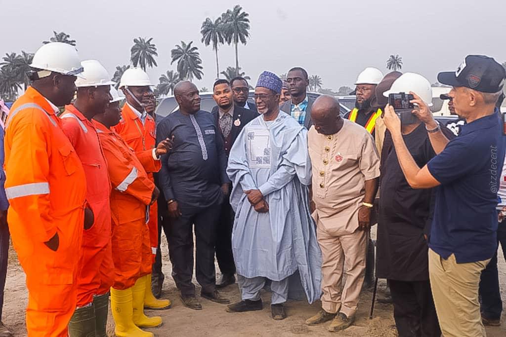 The clean-up of Ogoni land is one of the major concerns of this admin. As such, the Minisrer of Environment @BalarabeAbbas_ paid a visit to a land remediation site in Eleme LGA, Rivers State, for an on-the-spot assessment of the clean up currently going on #BalarabeAbbas100Days