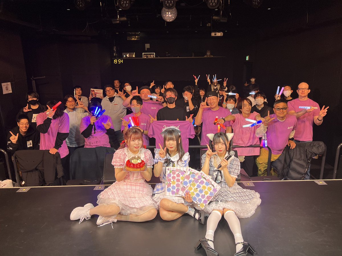 Licel_Astar's tweet photo. 本日トリプル生誕祭ラストライブありがとうございました‼️
メンバー達が最後までやり遂げました✨
今後３人はそれぞれ違う道を歩みますが、それぞれの光があることを願っています⭐️
そしてエースターをほんの一瞬でも好きになってくれた方、ずっと好きでいてくれた方、昨日ファンになった方、そのすべての方に心から感謝します。ありがとうございました‼️