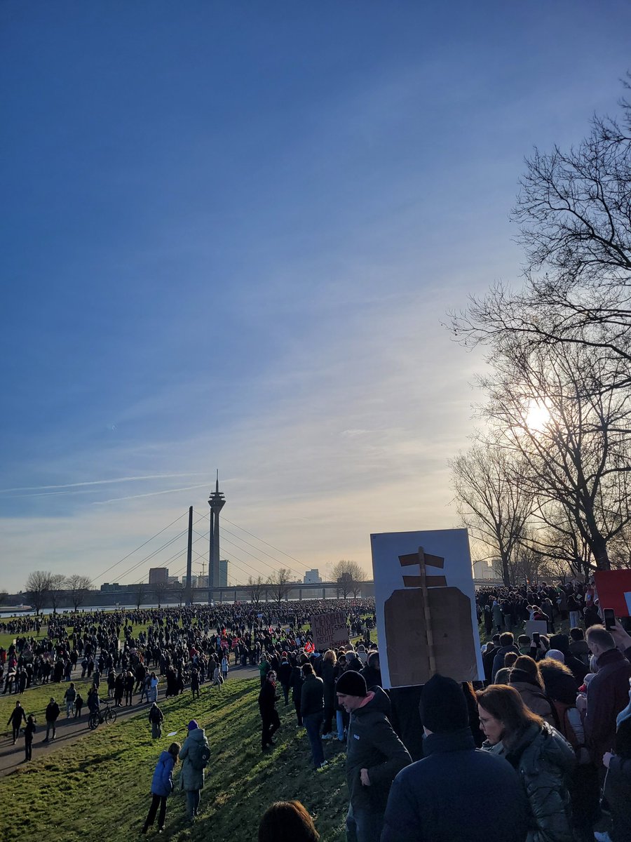 therealaleeeex's tweet photo. So geil Düsseldorf ❤️ #d2701 https://t.co/UFKG7LOcOZ