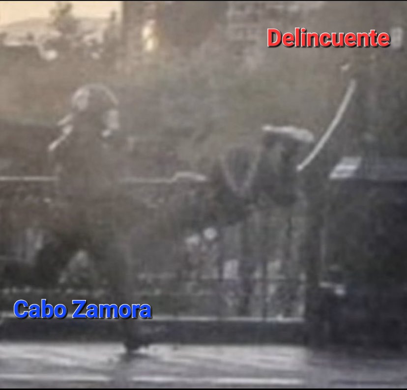 margotaguila's tweet photo. Esta foto es una clara evidencia que el cabo Zamora no empujó al río al joven delincuente.
La fiscal Chong, escondió esta evidencia, para condenar al cabo Zamora, perjudicar y desprestigiar a Carabineros en general.
Zamora debe ser indemnizado.
#YoApoyoACarabineros https://t.co/sdP31ujxT9
