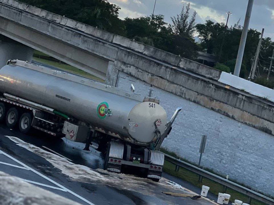 inc_puerto's tweet photo. [TRANSITO] Cerrada la rampa de la PR-22 desde la PR-18 debido a trabajos de remoción de camión accidentado y contención de derrame en el lugar. A todos los conductores, precaución y temple al manejar por el lugar. Buenos diassss… @DronChinita https://t.co/eIsIqDXiHM