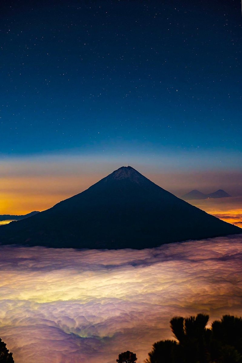 stereo100xela's tweet photo. 😳 El fotógrafo David Rojas, captó esta postal que nos ha dejado sin palabras para describirla. Corresponde al Volcán de Agua, desde Acatenango 🇬🇹, según escribió en su cuenta de Facebook. https://t.co/HD0zkTaqlA
